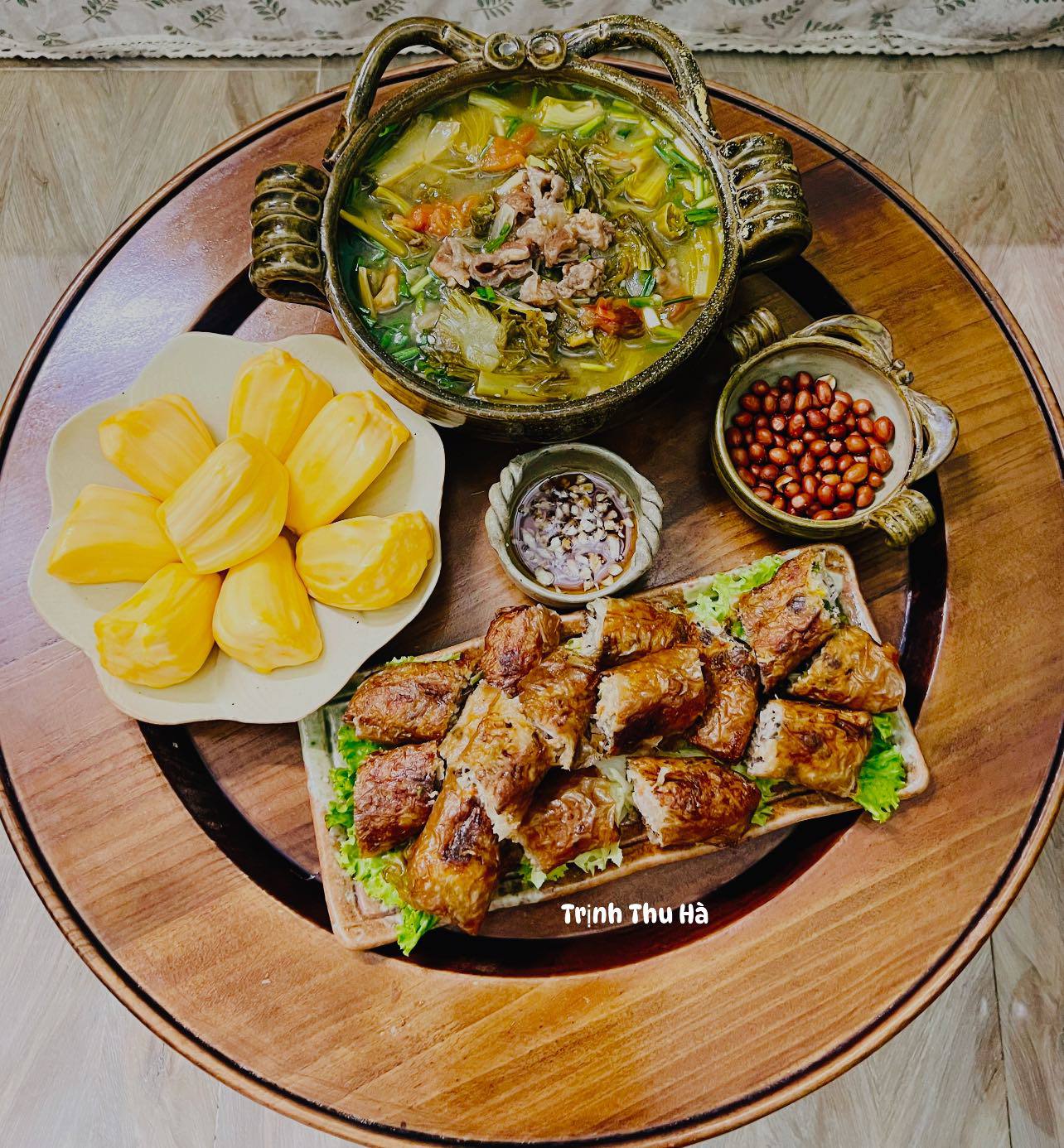 Canh sườn bò dưa chua - Nem rán - Lạc rang - Mít 