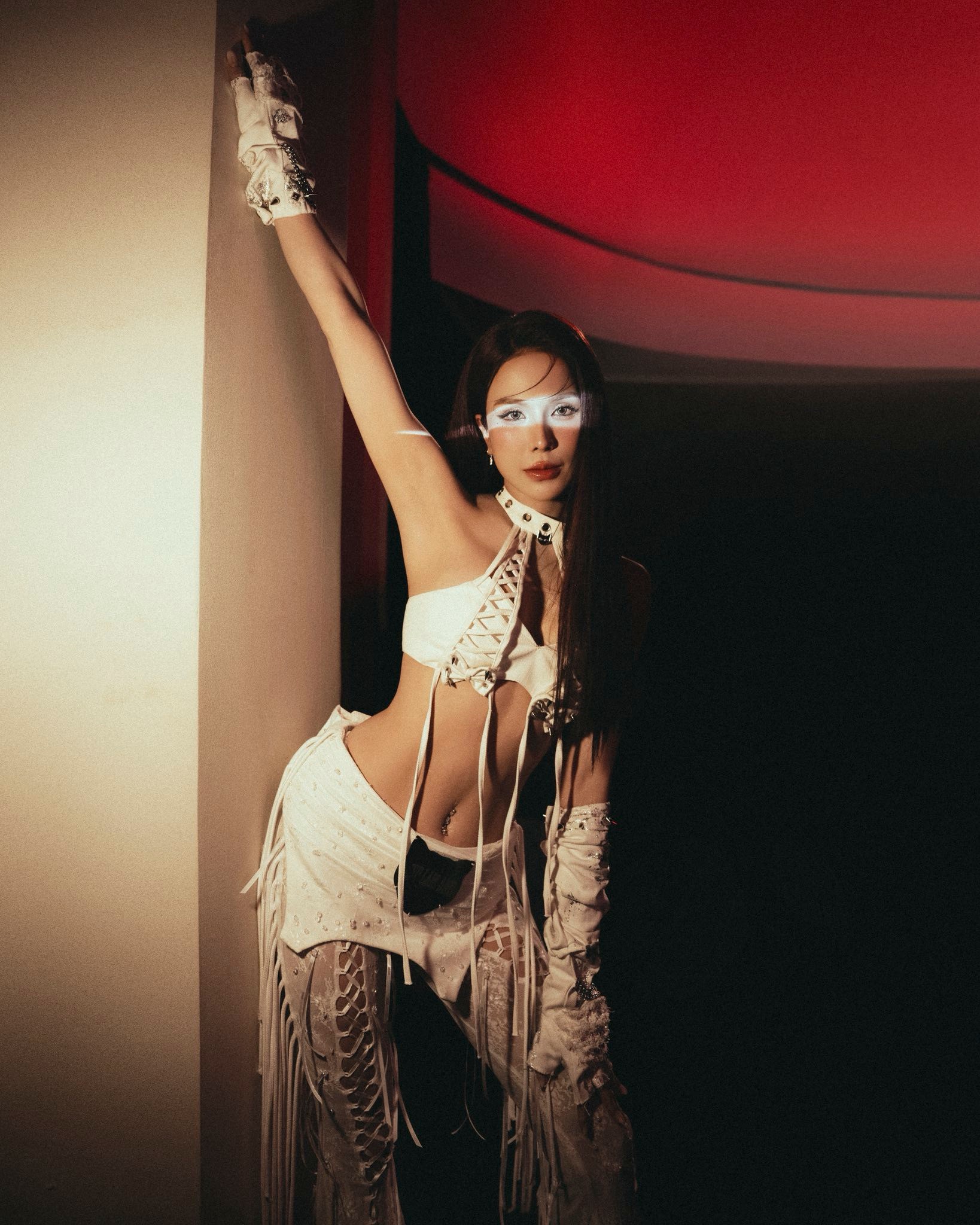 Để có sắc vóc xinh đẹp như vậy, Diệp Lâm Anh phải có bí quyết riêng cho mình. Người đẹp rất chăm chỉ tập vũ đạo để giữ gìn sắc vóc. Theo người đẹp, việc tập luyện vũ đạo cũng là cách đốt calo hiệu quả.