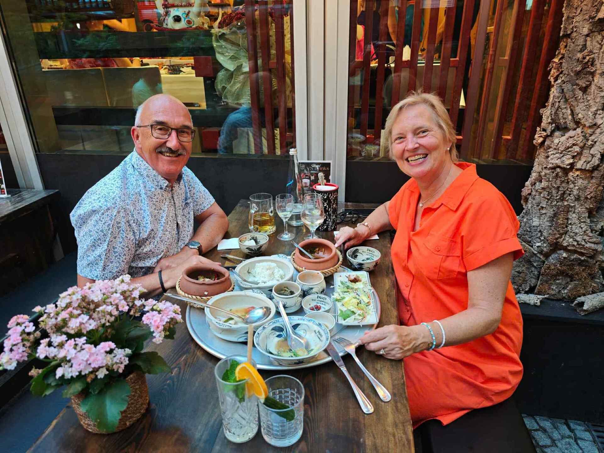 Thực khách quốc tế hào hứng thưởng thức mâm cơm Việt