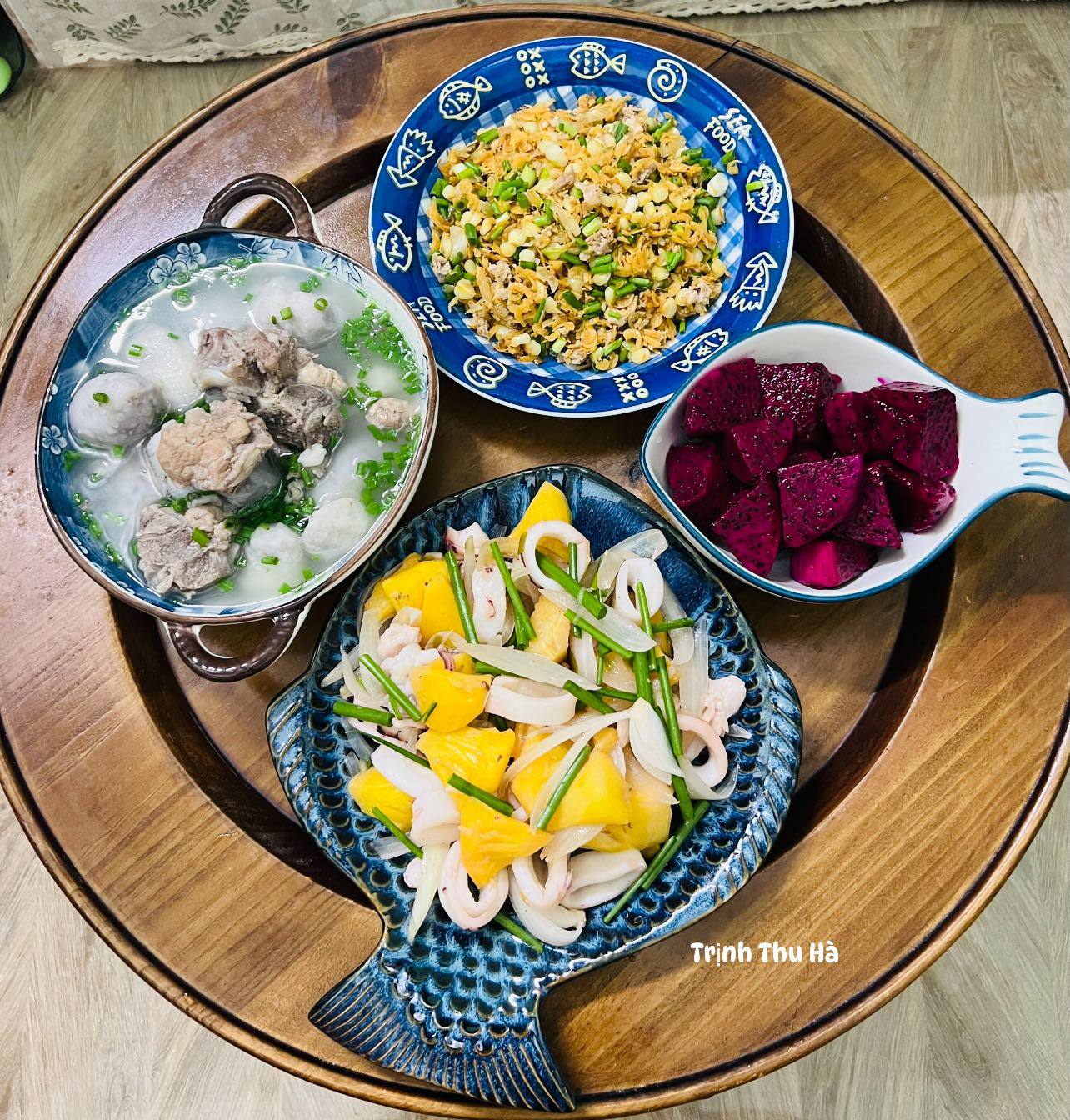 Canh khoai sọ nấu xương - Mực xào - Moi xào ngô nếp thịt băm - Thanh long đỏ