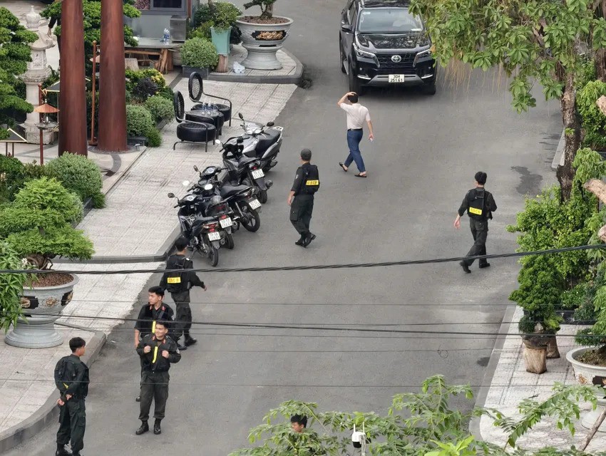 Khoảng gần 100 cảnh sát thuộc Bộ Công an và Công an TP.HCM có mặt để đảm bảo an ninh trật tự. Dù trời mưa, lực lượng vẫn phong tỏa nhà riêng của thẩm mỹ viện Mailisa, thu giữ nhiều tài liệu, vật chứng và túc trực xuyên suốt.