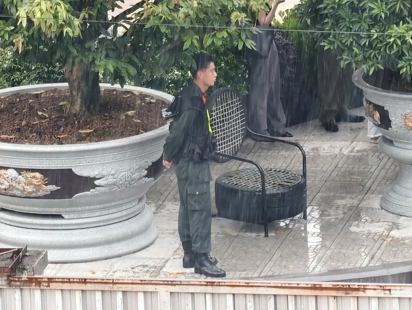 Khoảng gần 100 cảnh sát thuộc Bộ Công an và Công an TP.HCM có mặt để đảm bảo an ninh trật tự. Dù trời mưa, lực lượng vẫn phong tỏa nhà riêng của thẩm mỹ viện Mailisa, thu giữ nhiều tài liệu, vật chứng và túc trực xuyên suốt.