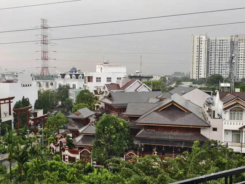 Ngôi biệt thự của bà Phan Thị Mai, chủ hệ thống thẩm mỹ Mailisa, bị lực lượng công an phong tỏa và kiểm tra.