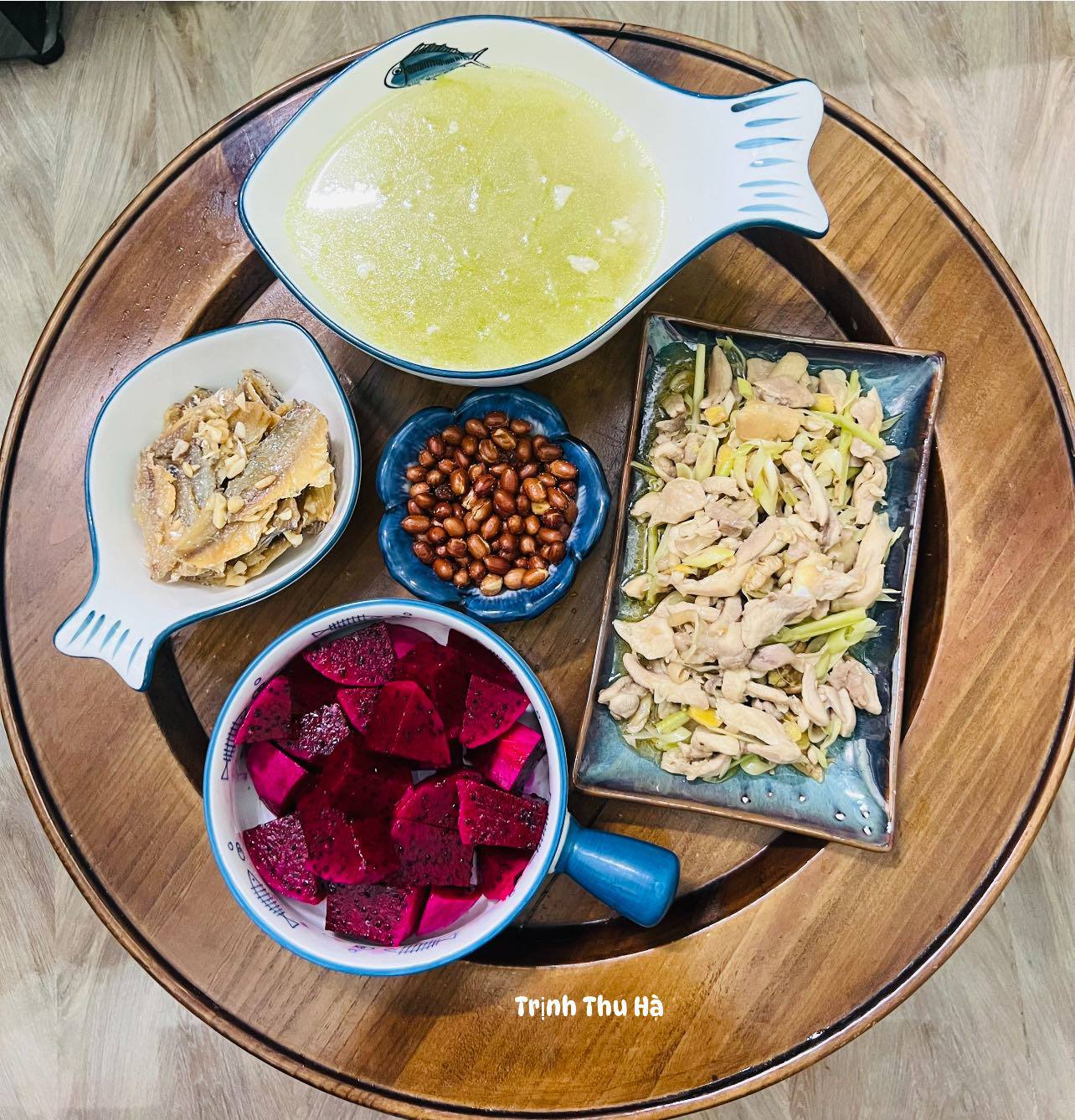 Canh bí xanh thịt băm - Thịt gà xào sả - Cá chỉ vàng rim mắm tỏi - Thanh long đỏ