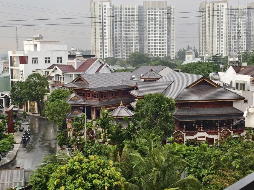 Ngôi biệt thự của bà Phan Thị Mai, chủ hệ thống thẩm mỹ Mailisa, bị lực lượng công an phong tỏa và kiểm tra.