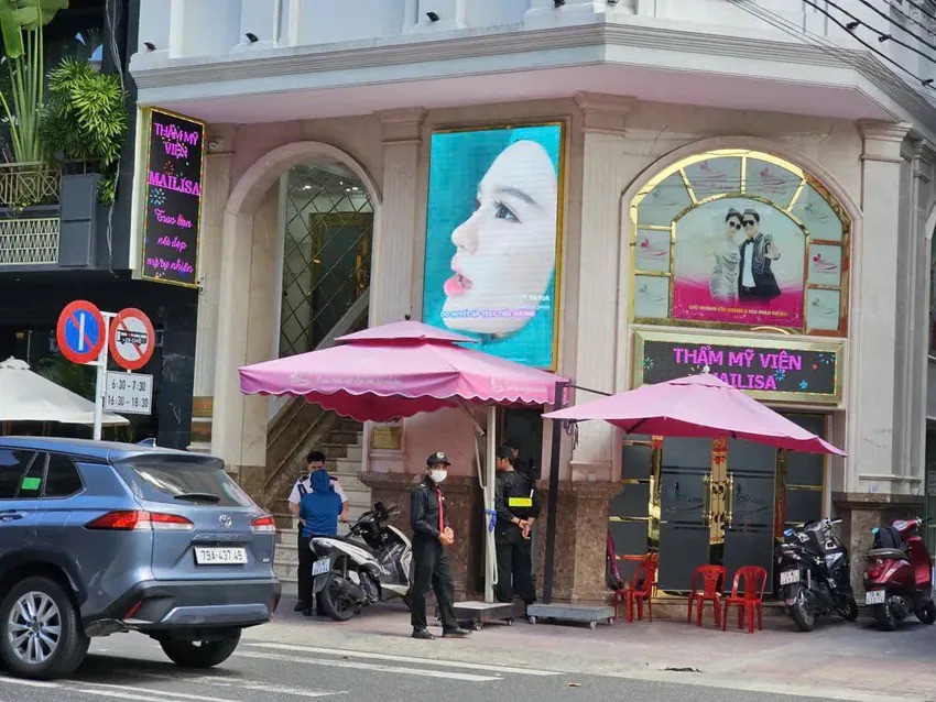 Tại Khánh Hòa (Nha Trang), lực lượng công an có mặt tại thẩm mỹ viện Mailisa số 69/1 Tô Hiến Thành. Tại Cần Thơ, cảnh sát cơ động xuất hiện tại cơ sở số 67 Phan Đình Phùng, phường Ninh Kiều. Ảnh: Xuân Hoát - Hải Dương