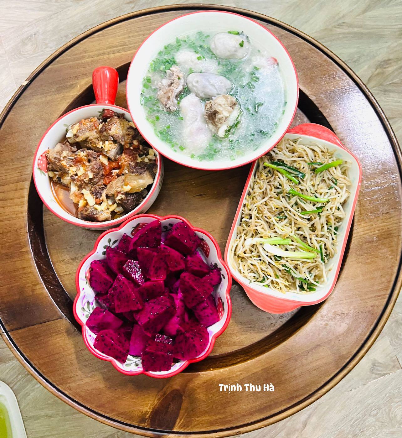 Canh xương khoai sọ - Sườn chua ngọt - Giá xào - Thanh long đỏ