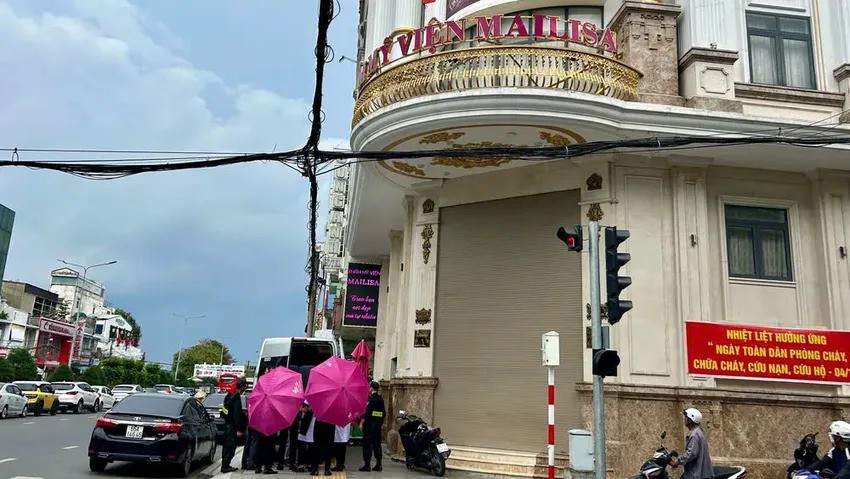 Tại Khánh Hòa (Nha Trang), lực lượng công an có mặt tại thẩm mỹ viện Mailisa số 69/1 Tô Hiến Thành. Tại Cần Thơ, cảnh sát cơ động xuất hiện tại cơ sở số 67 Phan Đình Phùng, phường Ninh Kiều. Ảnh: Xuân Hoát - Hải Dương