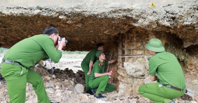 Trụ cầu Sông Lô trơ lõi thép rỉ sét: Kỹ sư đề x...