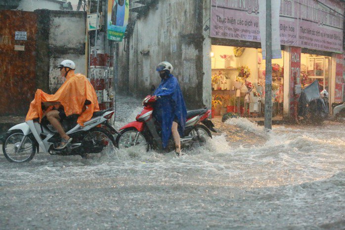 Ngập nước là vấn đề nổi cộm được phản ánh kiến nghị trong tháng 10 qua Cổng 1022; Ảnh: LÊ VĨNH