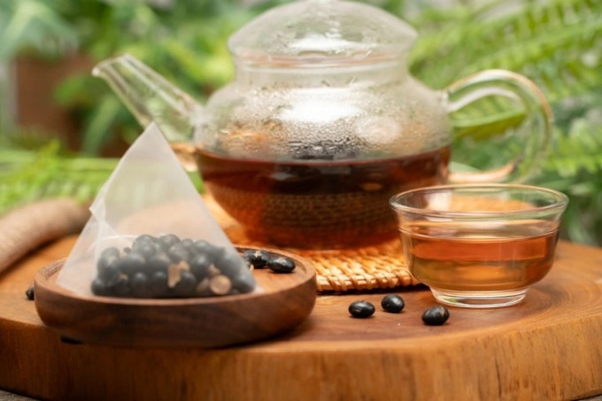 Bác sĩ Đông y khuyến khích uống nước đậu đen rang khi giao mùa để thúc đẩy trao đổi chất, cải thiện tuần hoàn máu, từ đó giảm tích nước, tăng cường sức khỏe làn da.