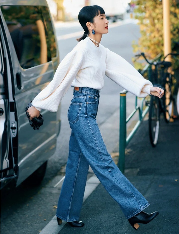 Công thức áo len, quần jeans và bốt cổ thấp cũng được nhiều fashionista áp dụng. Trong trường hợp này, bạn nên chọn áo có kiểu dáng phá cách hoặc có điểm nhấn bắt mắt, như tay bồng, bất đối xứng, giúp tổng thể thêm ấn tượng. Các món trang sức như vòng cổ, khuyên tai cũng tạo nên vẻ ngoài thời trang hơn.