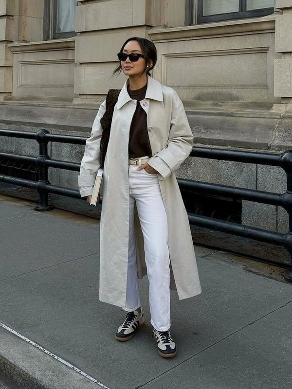 Quần jeans trắng, trench coat tối giản, áo thun và sneakers là công thức phối dành cho người chuộng phong cách năng động.