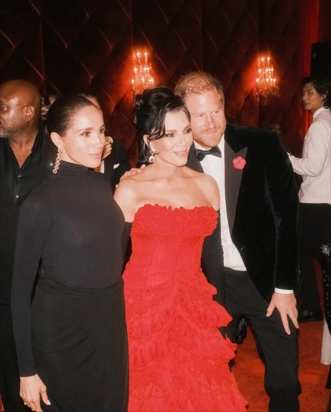 Harry - Meghan chụp ảnh cùng bà Kris Jenner ở bữa tiệc tối 8/11. Ảnh: Instagram