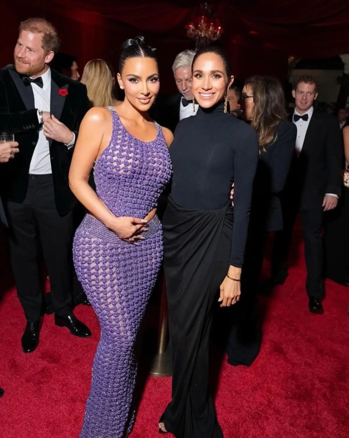 Meghan chụp ảnh cùng Kim Kardashian, trong khi Harry đứng trò chuyện với một vị khách ngay bên cạnh. Ảnh: Instagram