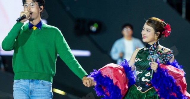 Đen nắm tay Hoàng Thùy Linh trước 30.000 khán g...