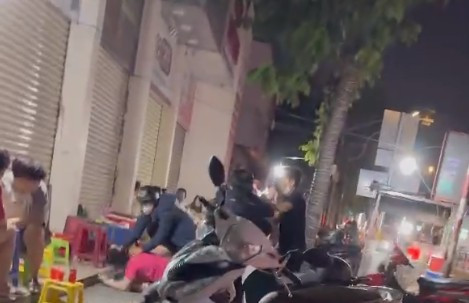 Hình ảnh hai bên ẩu đả nhau. Ảnh cắt từ clip.