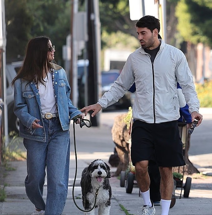 Cả hai vừa đi vừa trò chuyện thân mật, đôi lúc Marcelo chạm vào tay Ana.