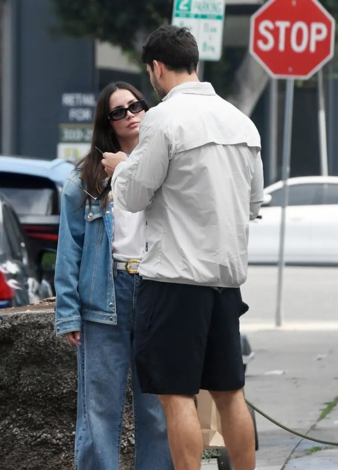 Những hình ảnh làm dấy lên nghi vấn hẹn hò. Đại diện của Ana de Armas hiện từ chối bình luận về mối quan hệ giữa hai người.