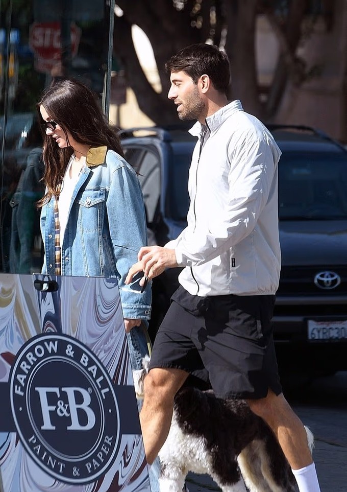 Bond girl phim 'No Time To Die' rạng rỡ trong buổi đi chơi dù để mặt mộc. Cả hai cùng lên chiếc SUV rời đi sau khi dành thời gian mua sắm trong cửa hàng nội thất.