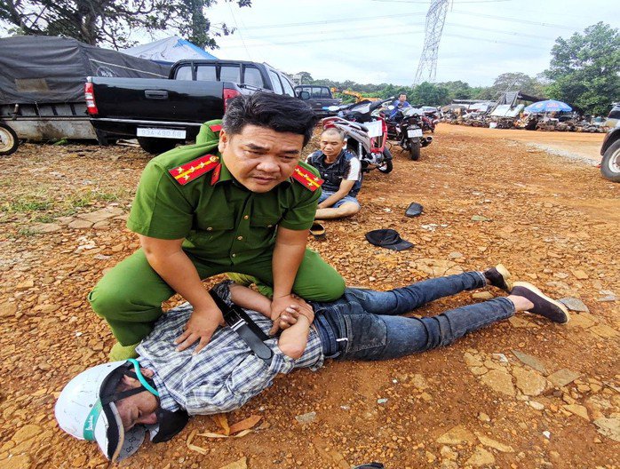 Lực lượng công an khống chế đối tượng