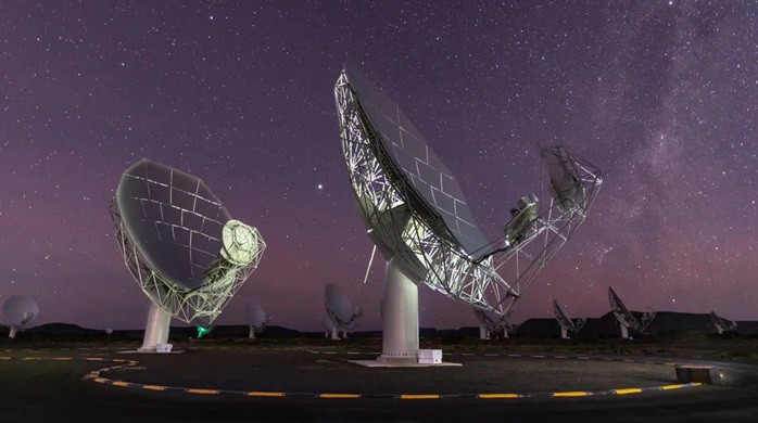 Một phần hệ thống kính viễn vọng MeerKAT của Nam Phi - Ảnh: MeerKAT