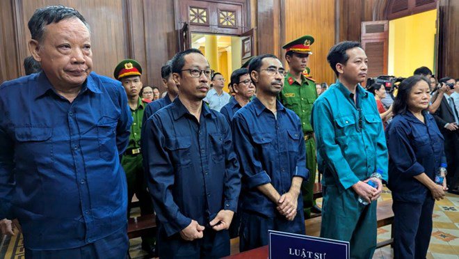 Các bị cáo tại phiên tòa xét xử vụ án xảy ra Trung tâm Công nghệ sinh học và Sở Kế hoạch và Đầu tư TP Hồ Chí Minh có liên quan đến Nguyễn Thị Thanh Nhàn và Công ty AIC (tháng 7/2024).