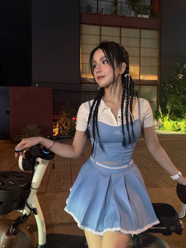 Thêm một động tác đốt mỡ toàn thân, săn chắc cơ bụng mà Diệp Lâm Anh duy trì tập luyện, đó là chạy bộ. Theo nghiên cứu cho thấy, chạy với vận tốc trung bình ở địa hình bằng phẳng thì có thể tiêu hao 145 - 150 calories.