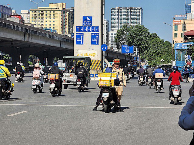 Hành vi che biển số thường bắt gặp ở nhóm giao hàng, xe ôm. Đây là hành vi cố tình vi phạm pháp luật, không chỉ để né tránh camera giám sát mà còn gây khó khăn cho công tác quản lý, truy vết.
