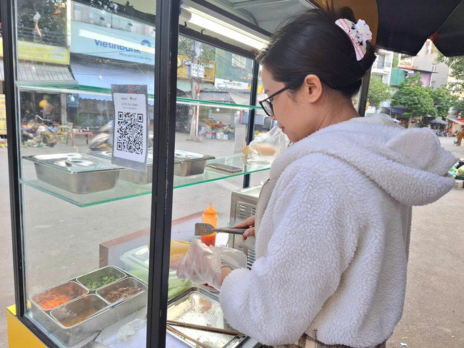 Sáng tranh thủ bán xôi, bánh mì: Nhịp sống 'hai ca' của nhiều người trẻ thành phố - 3