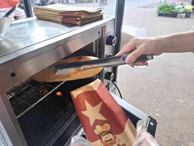 Chị Trang bận rộn với công việc "tay trái" vào sáng sớm.