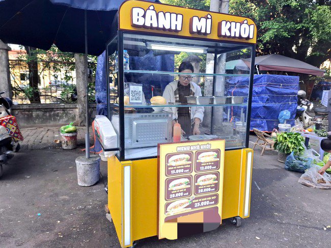 Quầy bánh mì của chị Trang được mở tại một khu chợ dân sinh.