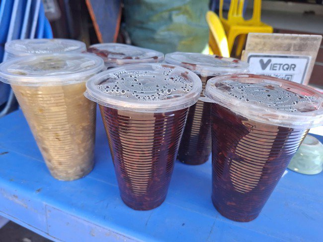 Chị Hoa chia sẵn từng cốc cháo, bán với giá 10.000 đồng/cốc.