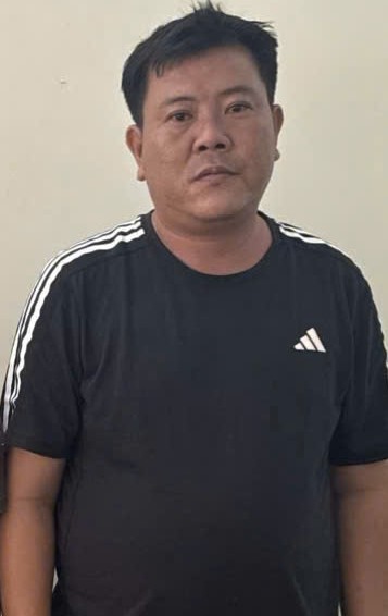 Nghi phạm Mai Văn Trung ra đầu thú tại công an.