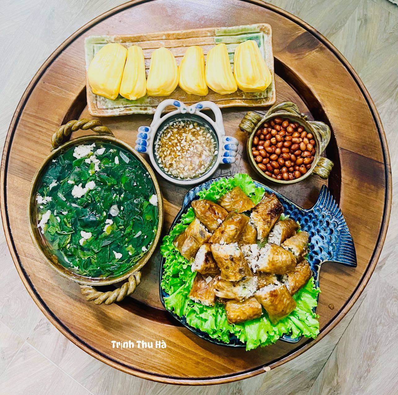 Canh rau ngót thịt băm - Nem rán - Lạc rang - Mít 