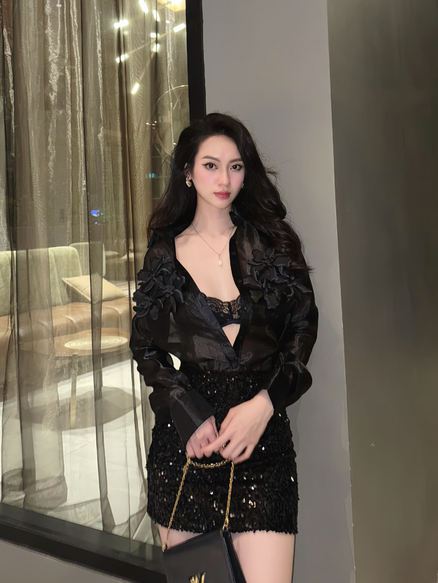 Vũ Thúy Quỳnh là gương mặt quen thuộc của nhiều “đấu trường” nhan sắc.&nbsp; Cô từng đạt nhiều thành tích ấn tượng như Top 10 Siêu mẫu Việt Nam 2018, Top 10 Hoa hậu Hoàn vũ Việt Nam 2022, Á quân 3 The New Mentor 2023 và Á hậu 2 tại Miss Universe Vietnam 2024.