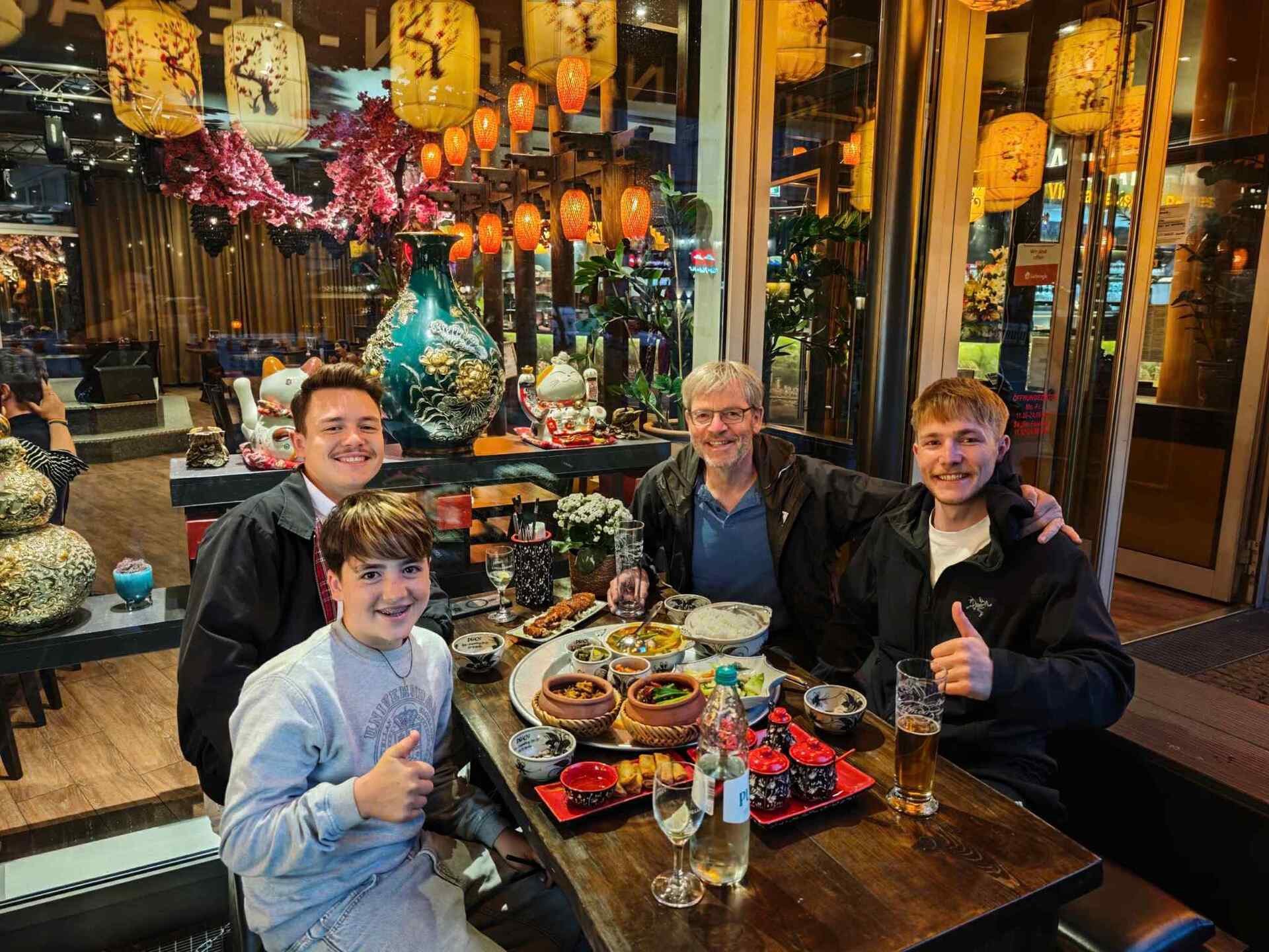 Thực khách quốc tế hào hứng thưởng thức mâm cơm Việt