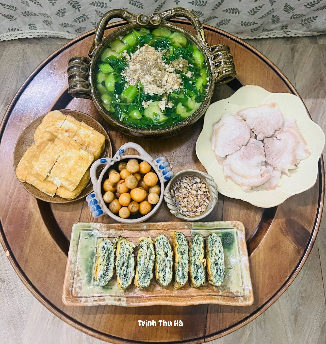 Canh cua mồng tơi mướp - Thịt chân giò luộc - Đậu rán - Trứng tráng lá lốt - Cà muối