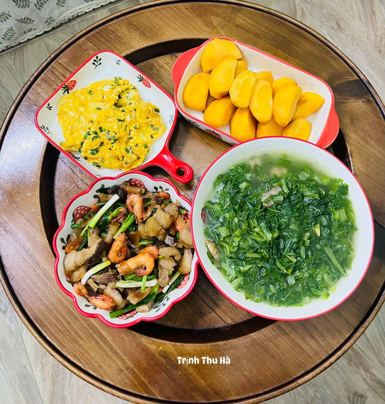 Canh cải - Trứng tráng hành - Thịt ba chỉ rang tôm - Hồng giòn