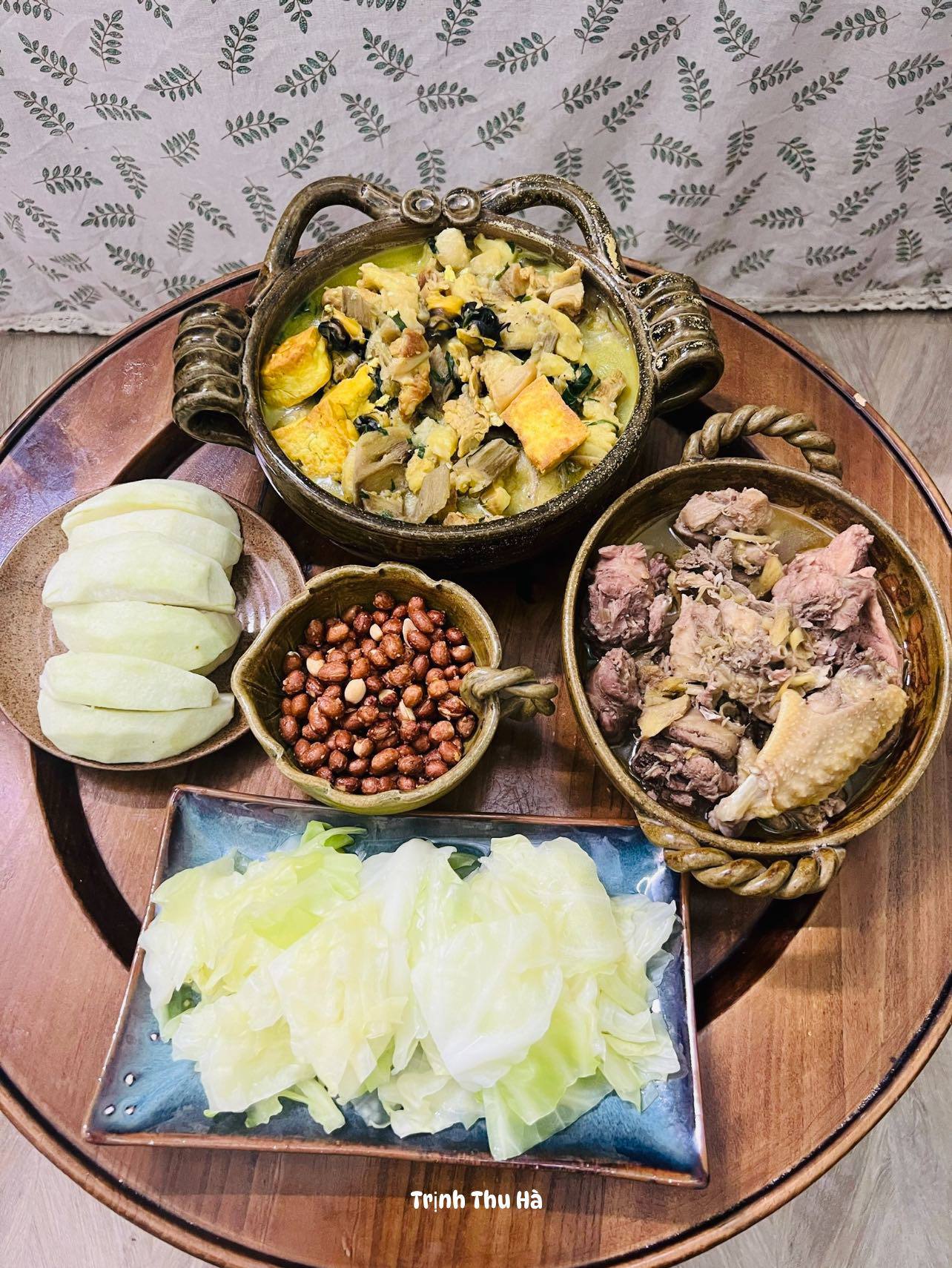 Canh ốc chuối đậu - Gà rang gừng sả - Lạc rang - Bắp cải luộc - Ổi