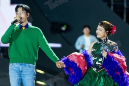 Đen nắm tay Hoàng Thùy Linh trước 30.000 khán giả ở Quảng Ninh