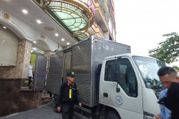 Tin tức trong ngày - Video: Cảnh sát huy động xe tải đến chở tài liệu tại thẩm mỹ viện Mailisa Hà Nội