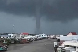 Vòi rồng cao hàng trăm mét xuất hiện ở cửa biển Cà Mau