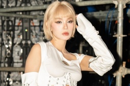 Minh Hằng mặc hở, khoe bụng phẳng giữa trời đông