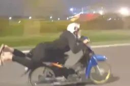 Thót tim cảnh ‘làm xiếc’ trên xe máy ở TPHCM