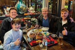 Nhà hàng ở Đức đông nườm nượp nhờ mâm cơm cá kho, cà muối giá hơn 1,4 triệu đồng