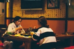 Tranh cãi nhà hàng không tiếp khách đi một mình