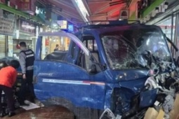 Thế giới - Xe tải đâm vào chợ ở Hàn Quốc, tiếng kêu cứu khắp nơi, nhiều người thương vong
