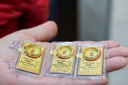 Giá vàng tăng cao: Nhà đầu tư bị 'kẹp hàng', tiệm vàng tư nhân lộ chiêu trò