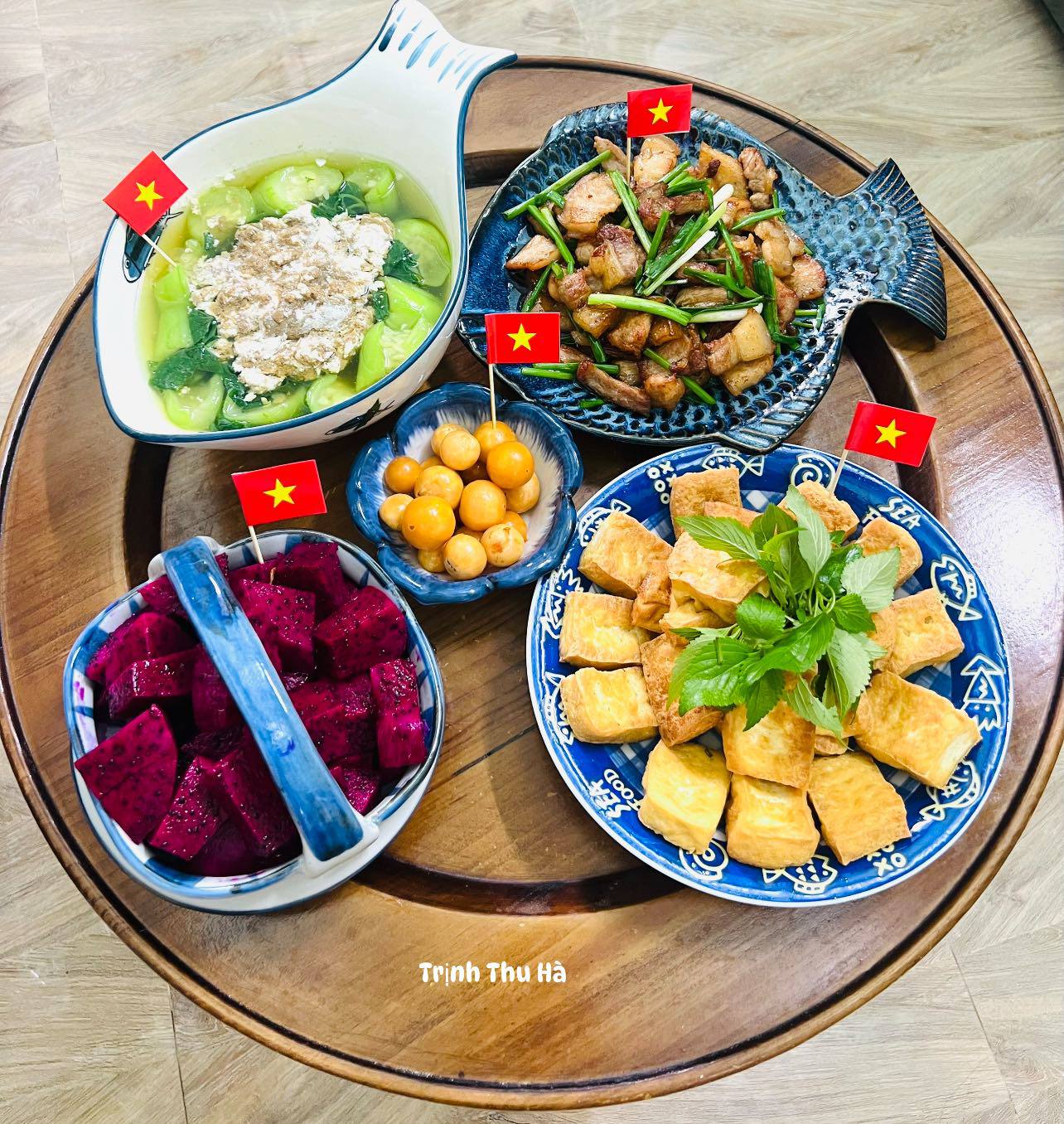 Canh cua - Đậu rán - Thịt rang cháy cạnh - Cà muối - Thanh long đỏ